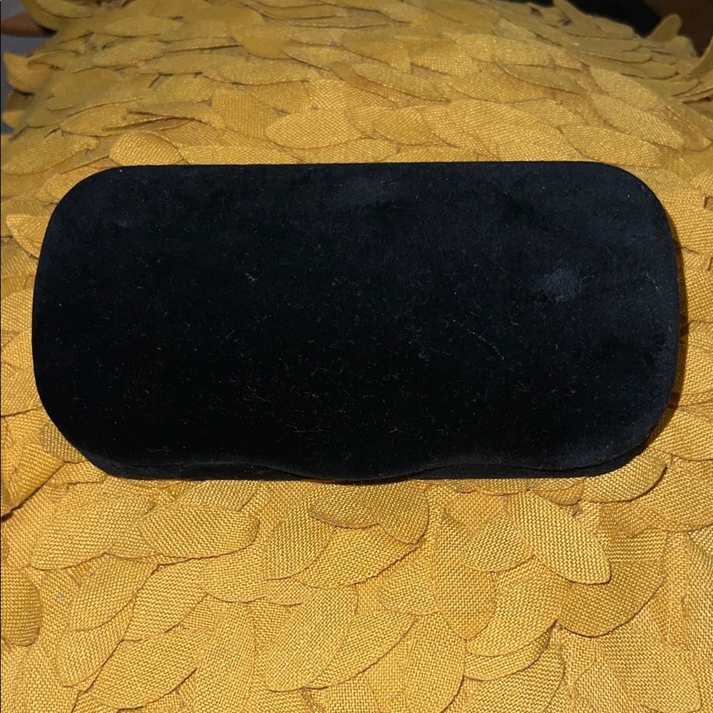 Gucci Black Sunglasses with Logo Case Big face🔥🔥🔥 make a offer. These are new😎 - Picture 8 of 9